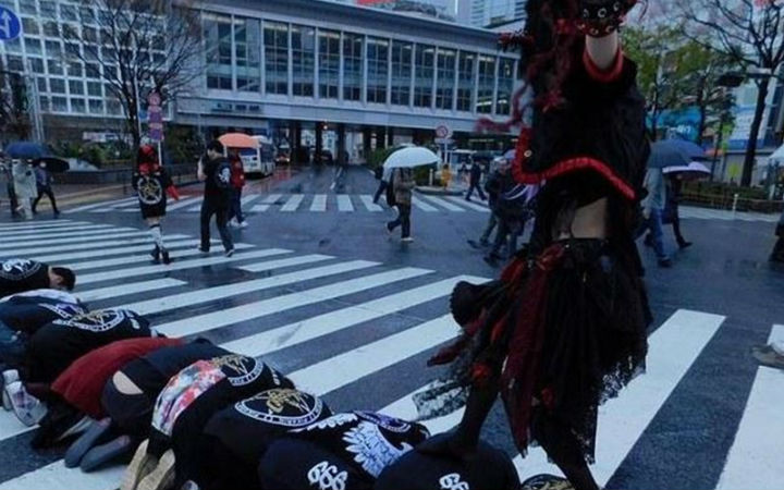 宠上天！日本coser脚踩宅男过马路