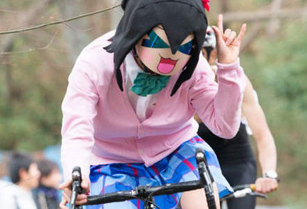 跑出一大堆跟圣诞节无关的家伙 超混乱COSPLAY脚踏车赛