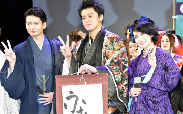 《信長协奏曲》试映会举办 小栗旬走猫步