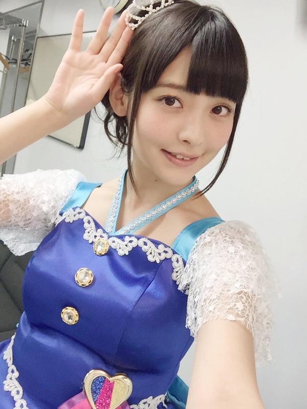 上坂堇推特晒照 身穿《偶像灰》经典演出服