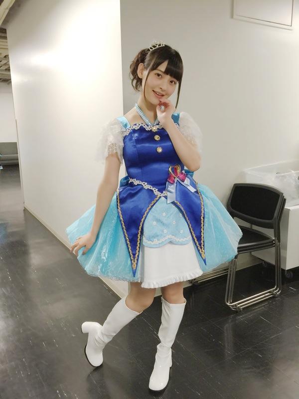 上坂堇推特晒照 身穿《偶像灰》经典演出服