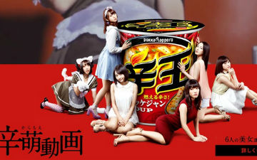 戴耳机！泡面厂商邀请女声优及偶像拍激辣泡面广告