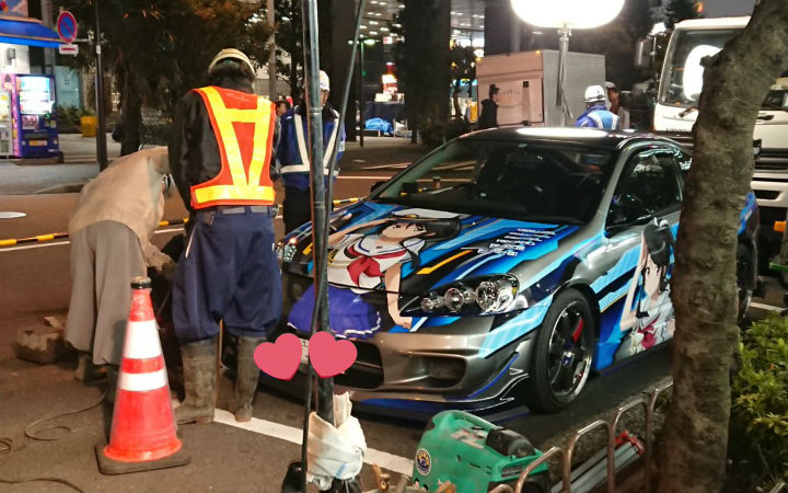 痛车车主无视施工提示停车 工人们在车边照常开工