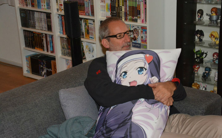 一家子萝莉控！瑞士宅男晒和家人抱着萝莉抱枕的照片