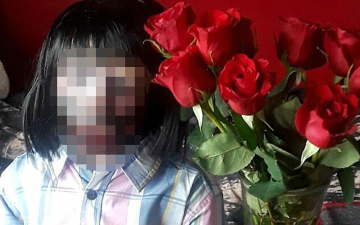硬盒恋爱！美国19岁女性要和萝莉丧尸娃娃结婚